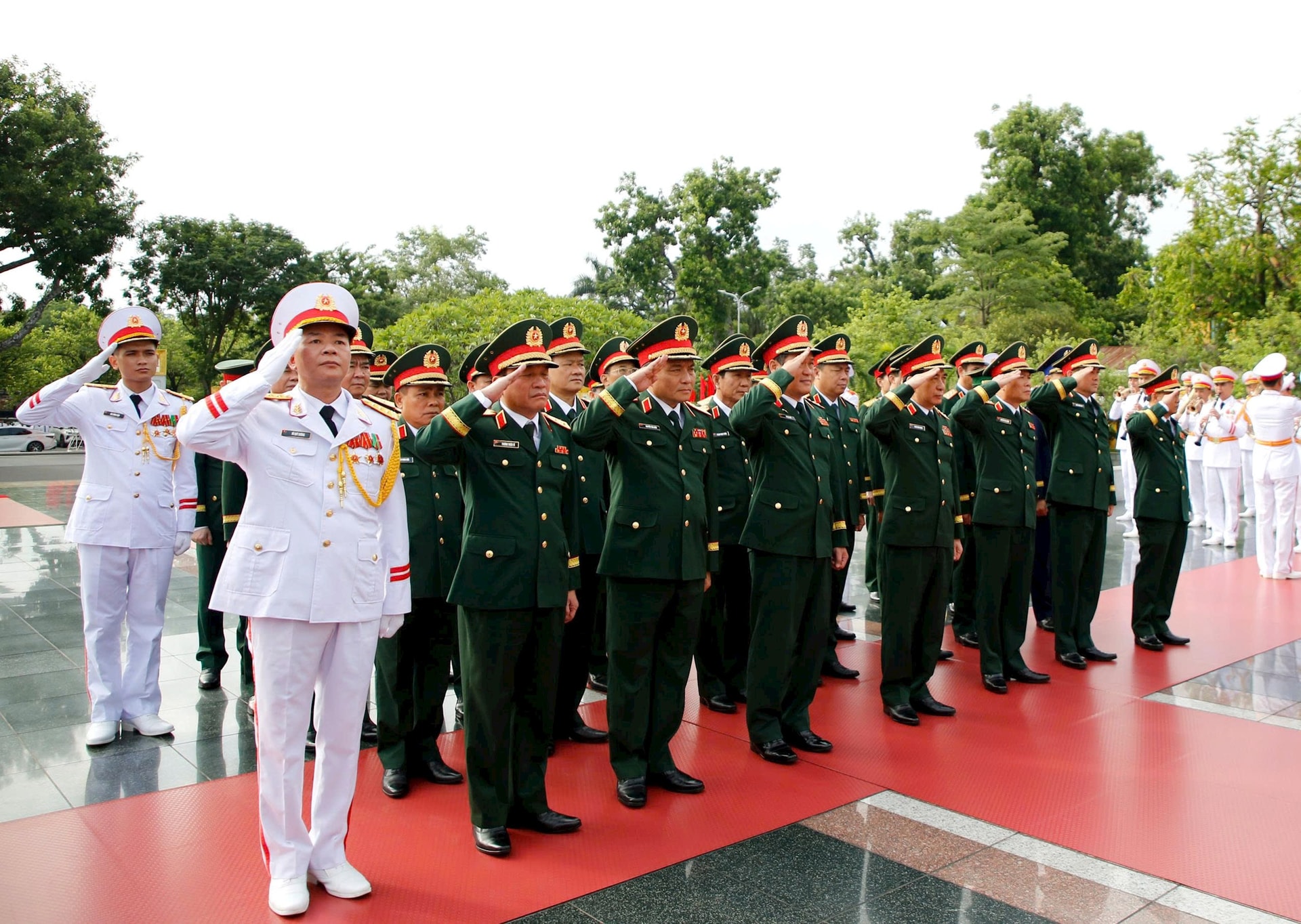 Lãnh đạo Đảng, Nhà nước và thành phố Hà Nội tưởng niệm các Anh hùng liệt sĩ và Chủ tịch Hồ Chí Minh- Ảnh 4.