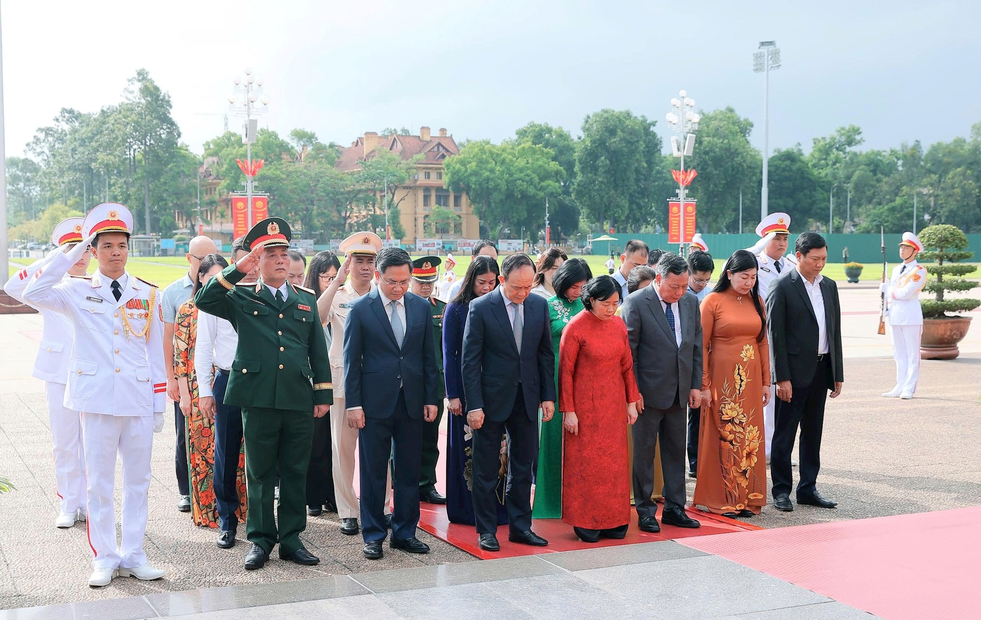 Lãnh đạo Đảng, Nhà nước và thành phố Hà Nội tưởng niệm các Anh hùng liệt sĩ và Chủ tịch Hồ Chí Minh- Ảnh 8.