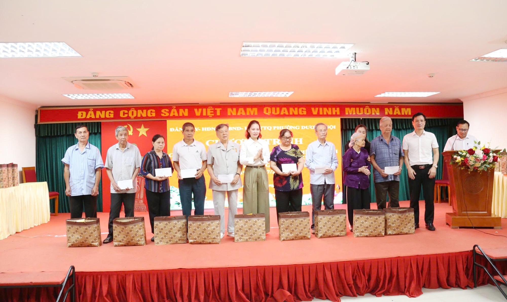 Phường Dương Nội tri ân gia đình chính sách, người có công- Ảnh 1.