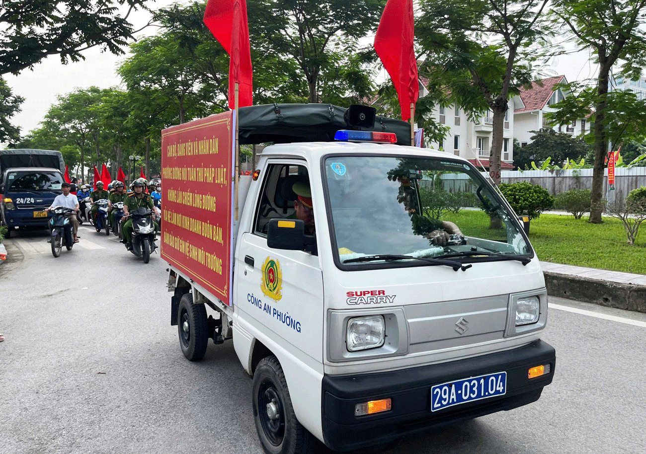Phường Dương Nội ra quân xử lý vi phạm về trật tự đô thị và vệ sinh môi trường- Ảnh 2.