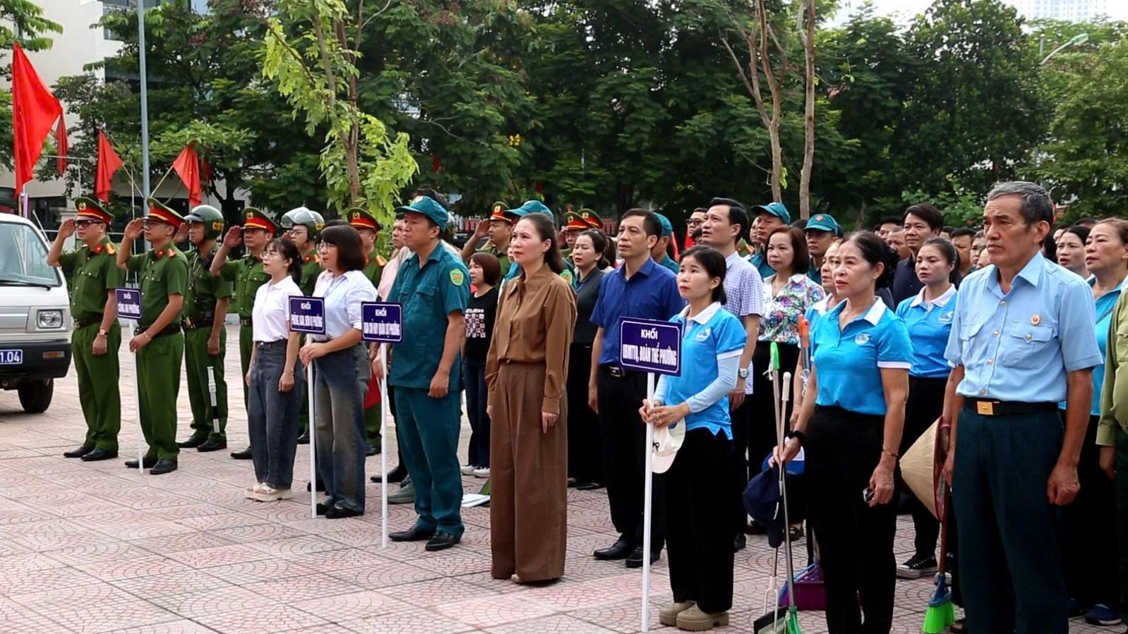 Phường Dương Nội ra quân xử lý vi phạm về trật tự đô thị và vệ sinh môi trường- Ảnh 1.