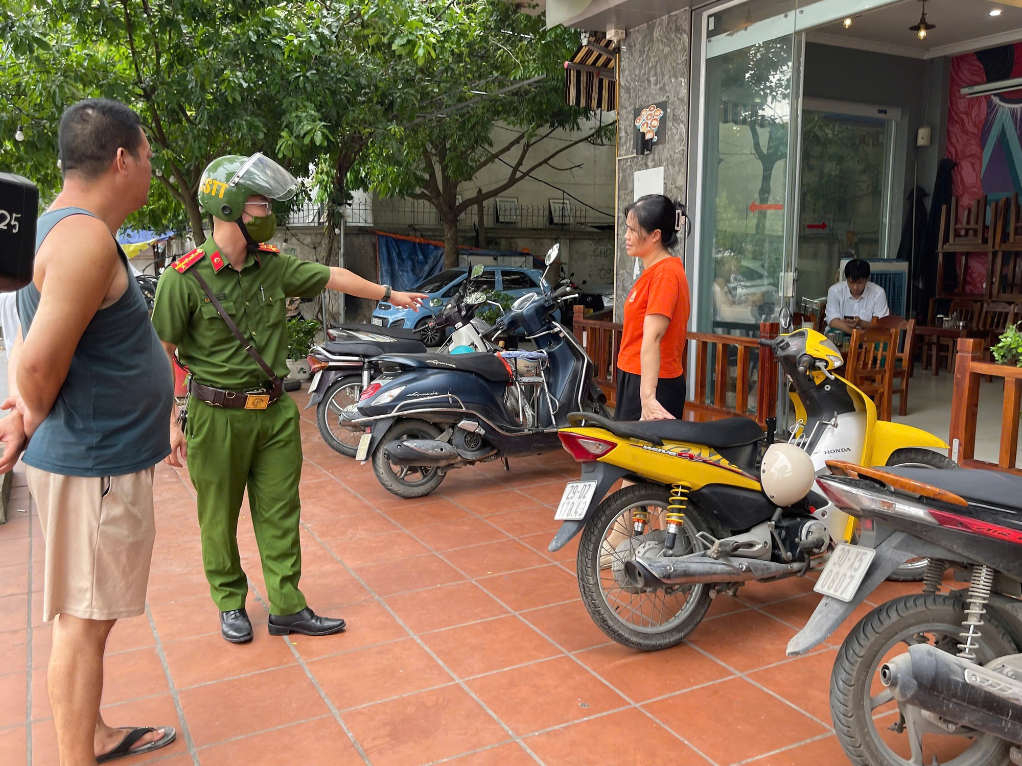 Phường Dương Nội ra quân xử lý vi phạm về trật tự đô thị và vệ sinh môi trường- Ảnh 6.