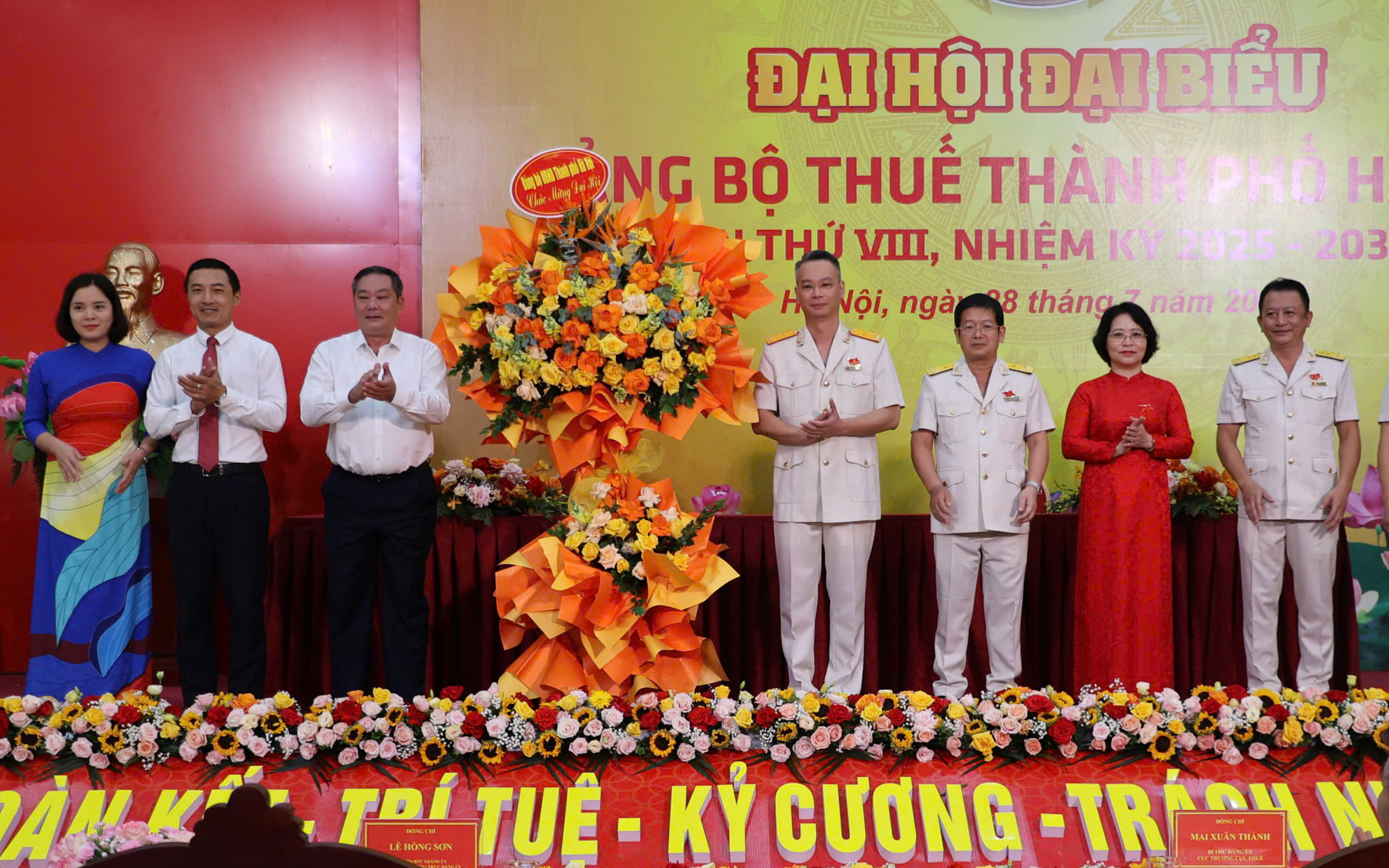 Phó Bí thư Thường trực Đảng ủy UBND Thành phố, Phó Chủ tịch Thường trực UBND thành phố Hà Nội Lê Hồng Sơn tặng hoa chúc mừng Đại hội