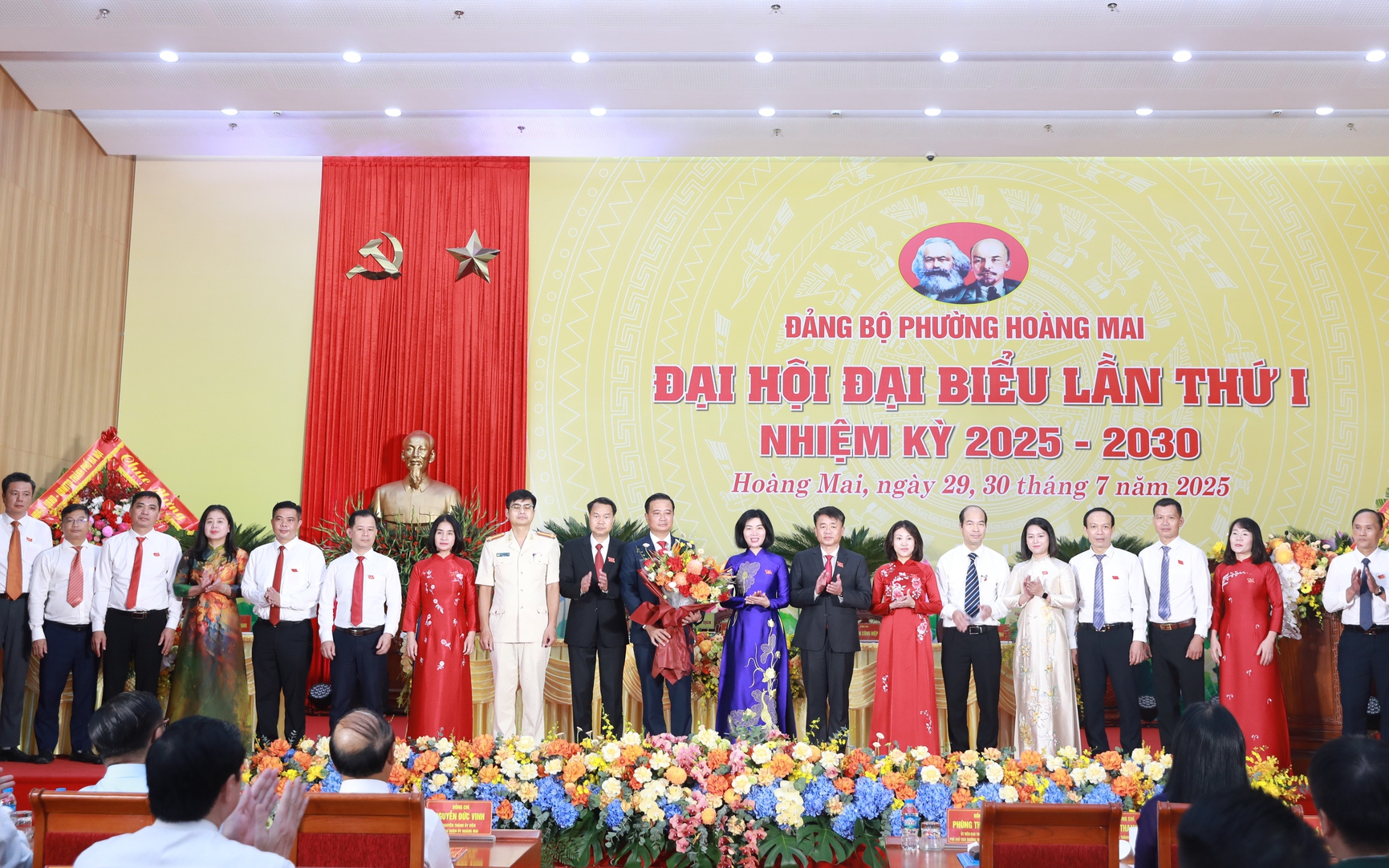 Phó Chủ tịch Thường trực HĐND Thành phố Phùng Thị Hồng Hà tặng hoa chúc mừng Ban Chấp hành Đảng bộ phường Hoàng Mai, nhiệm kỳ 2025-2030