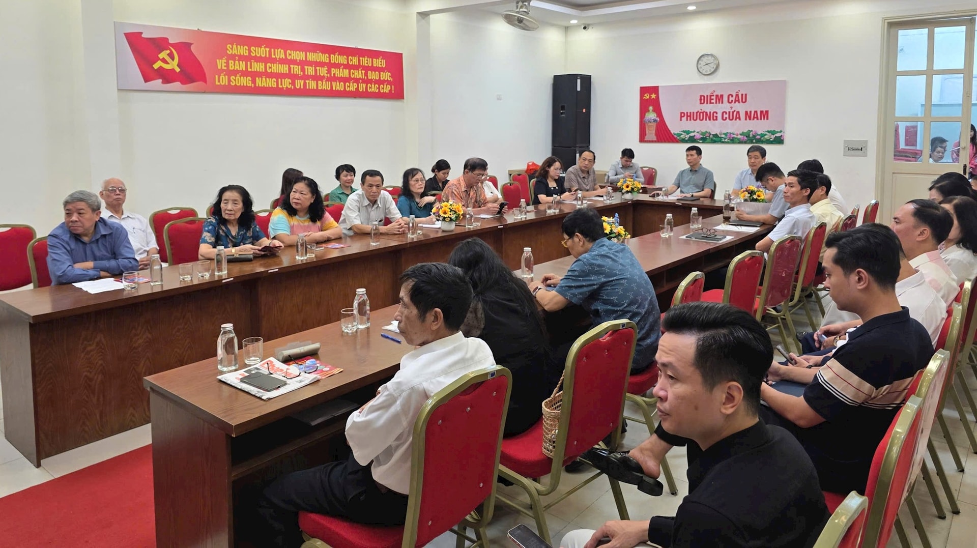 Cử tri Hà Nội vui mừng khi mô hình chính quyền địa phương 2 cấp đã đồng bộ, vận hành trơn tru- Ảnh 3.