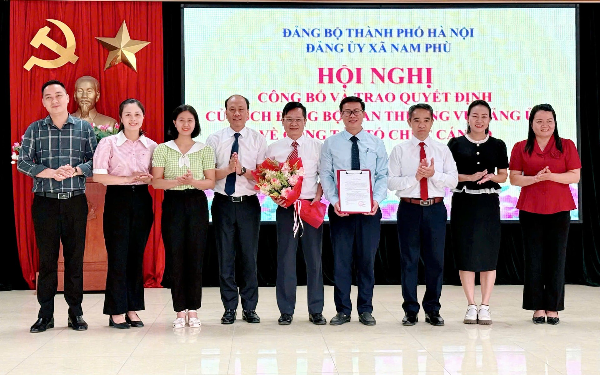 Lãnh đạo xã Nam Phù trao Quyết định cho các đồng chí cán bộ