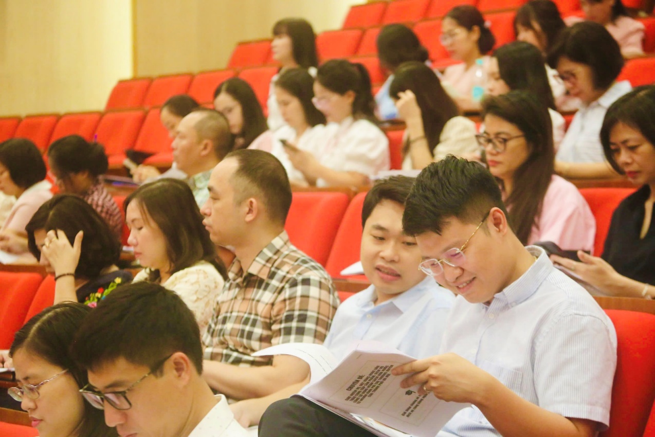 A group of people sitting in a lecture hall  AI-generated content may be incorrect.