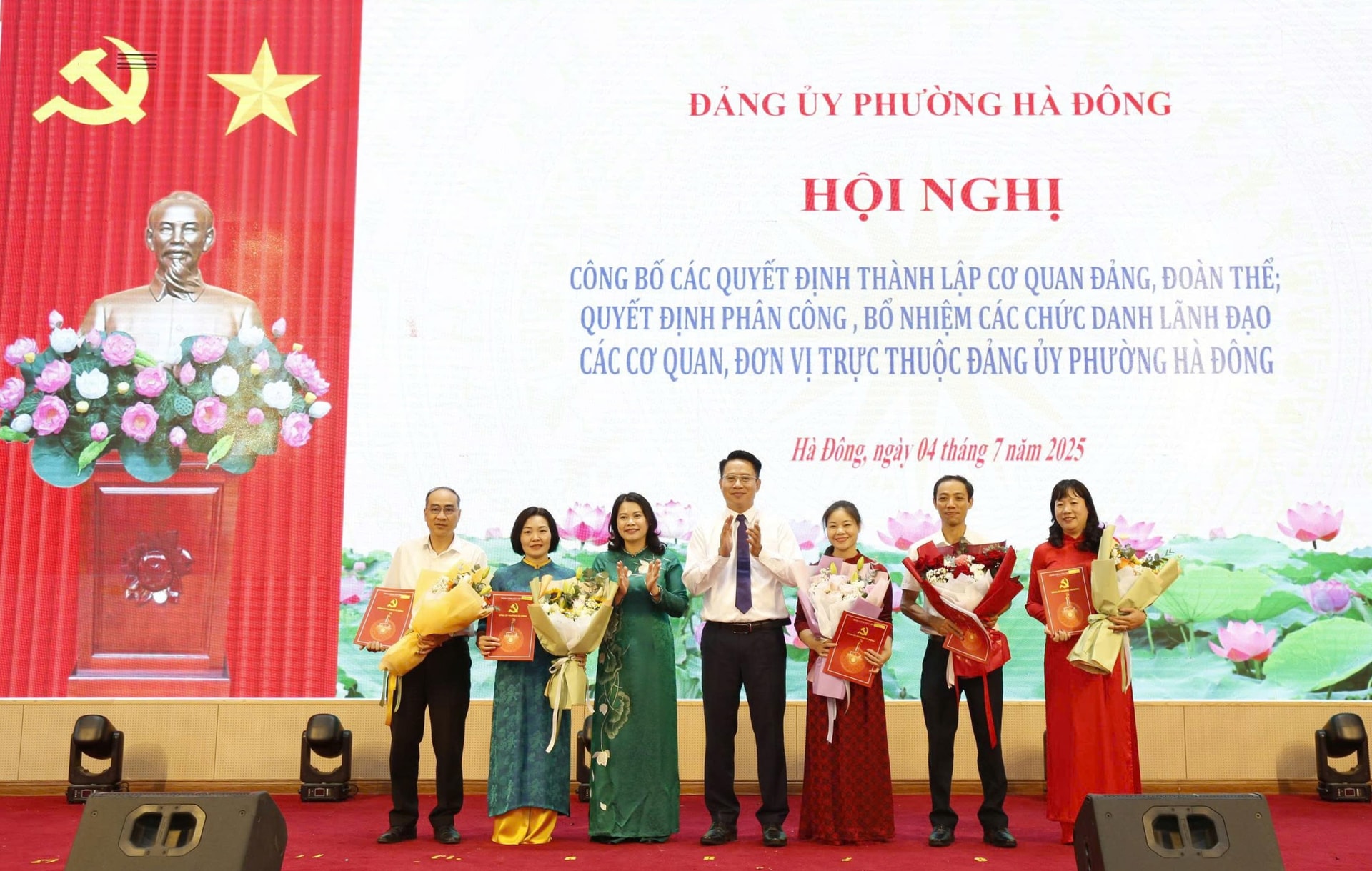 Phường Hà Đông công bố các quyết định về công tác cán bộ- Ảnh 1.