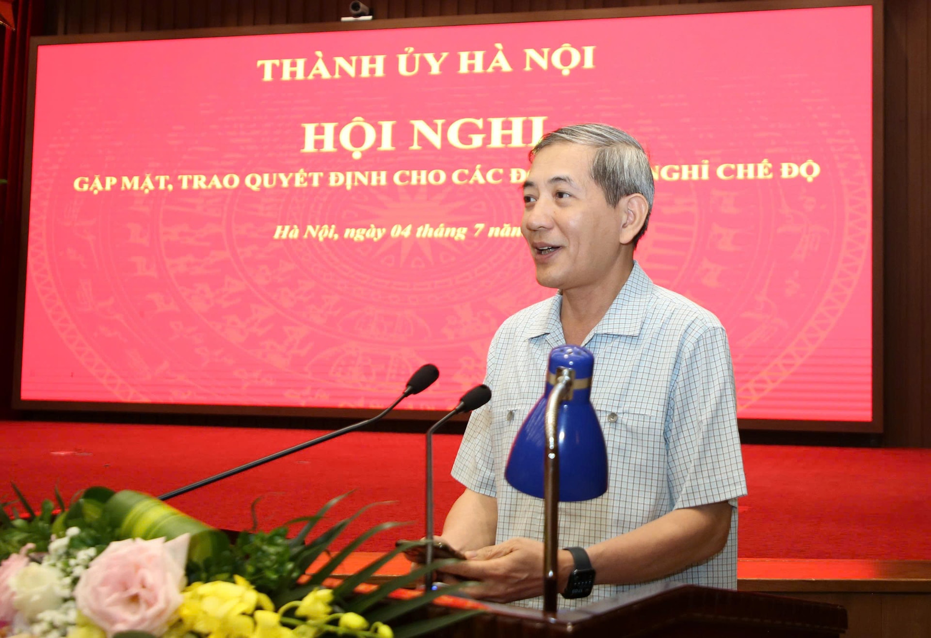 Thành ủy Hà Nội gặp mặt, trao quyết định cho cán bộ diện Ban Thường vụ Thành ủy quản lý, nghỉ hưu trước tuổi- Ảnh 5.