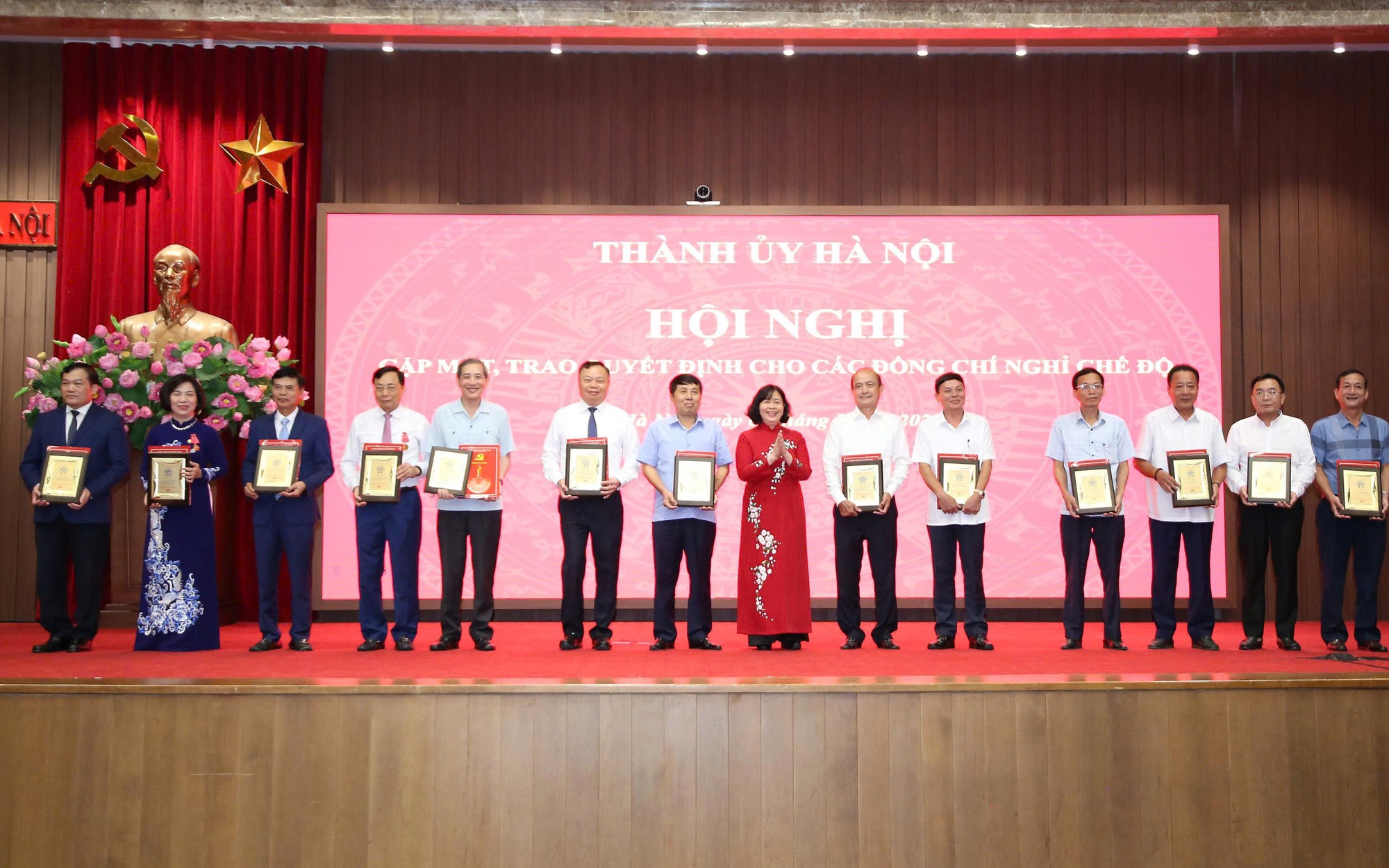 Bí thư Thành ủy Hà Nội Bùi Thị Minh Hoài trao quà lưu niệm tặng các đồng chí nghỉ chế độ năm 2025