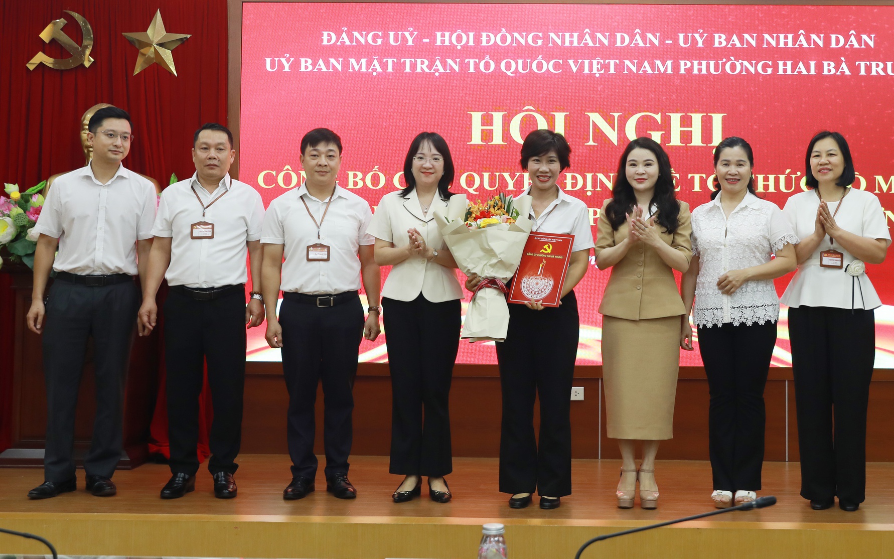 Bí thư Đảng ủy phường Hai Bà Trưng Chu Hồng Minh trao quyết định công tác cán bộ