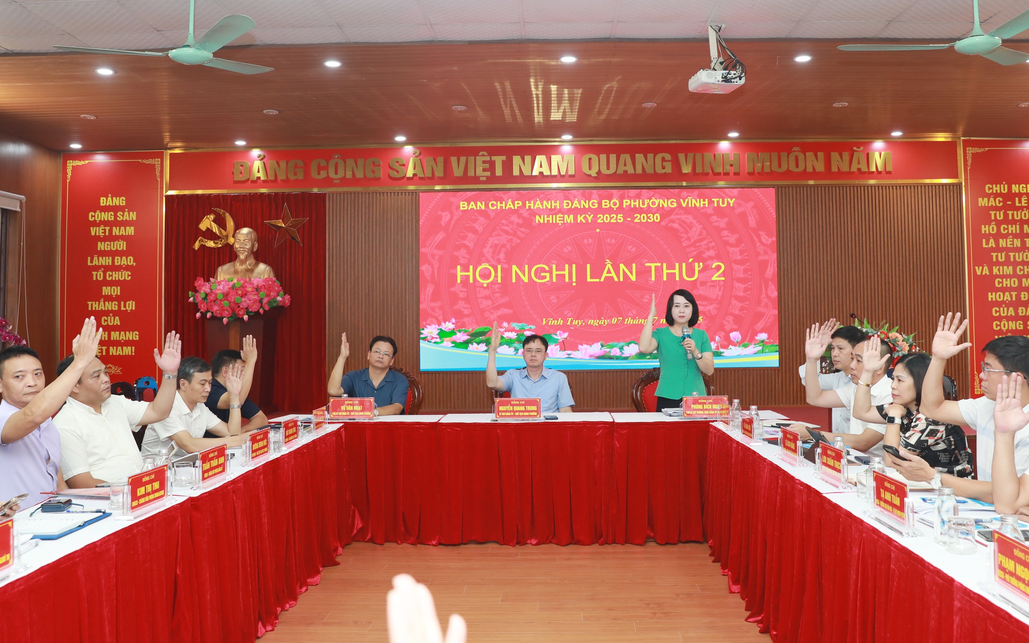 Các đại biểu biểu quyết thông qua Dự thảo Nghị quyết tại Hội nghị