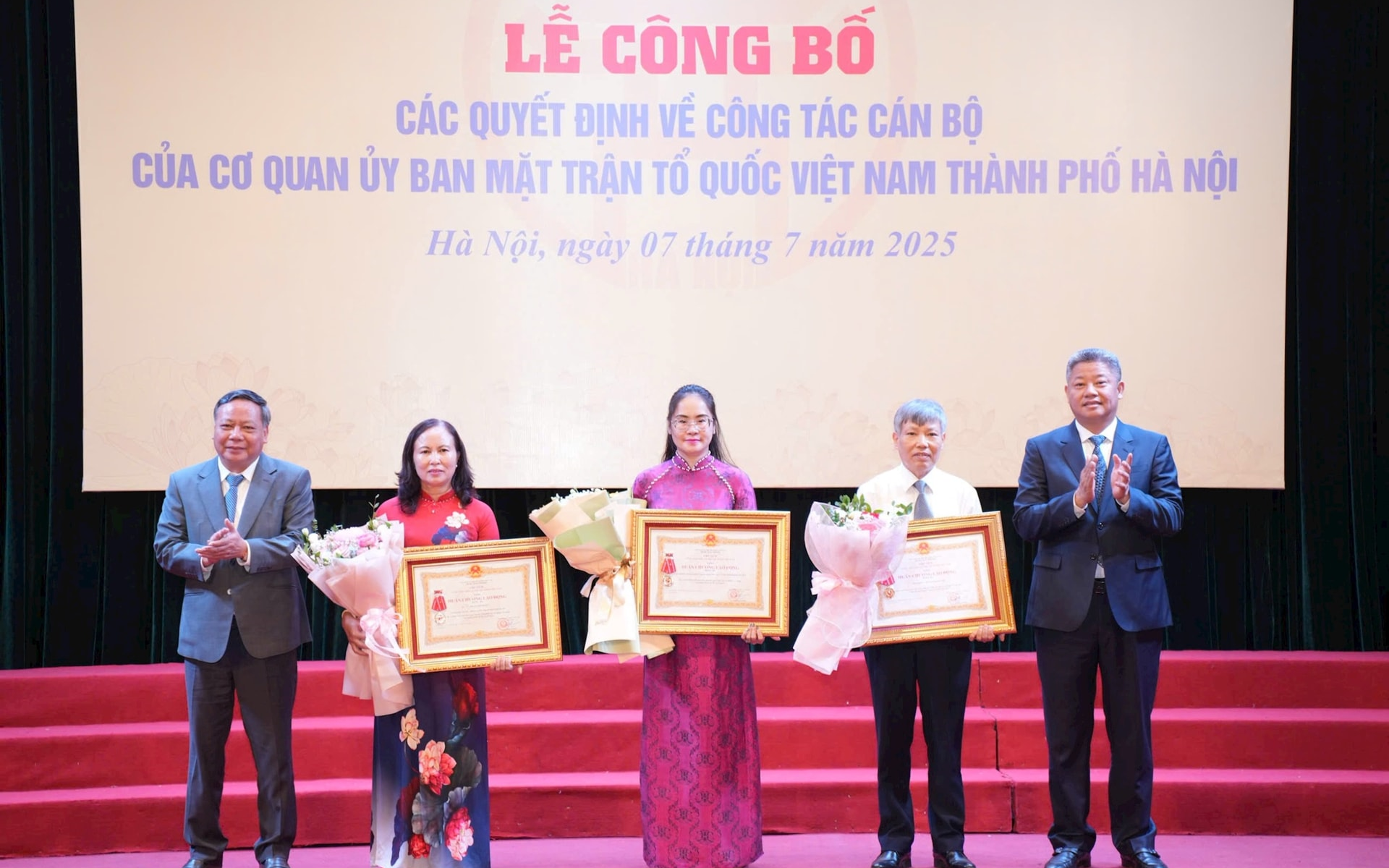 Thừa ủy quyền của Trung ương, Phó Bí thư Thường trực Thành ủy Nguyễn Văn Phong và Phó Chủ tịch UBND Thành phố Nguyễn Mạnh Quyền trao Huân chương Lao động hạng Ba cho các tập thể, cá nhân.