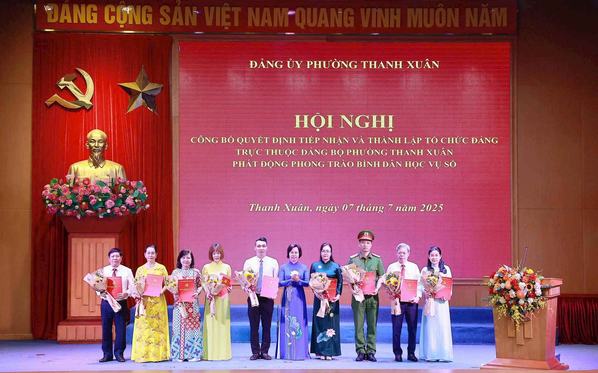 Bí thư Đảng ủy phường Thanh Xuân Bùi Huyền Mai trao quyết định thành lập các tổ chức Đảng cho các đơn vị.