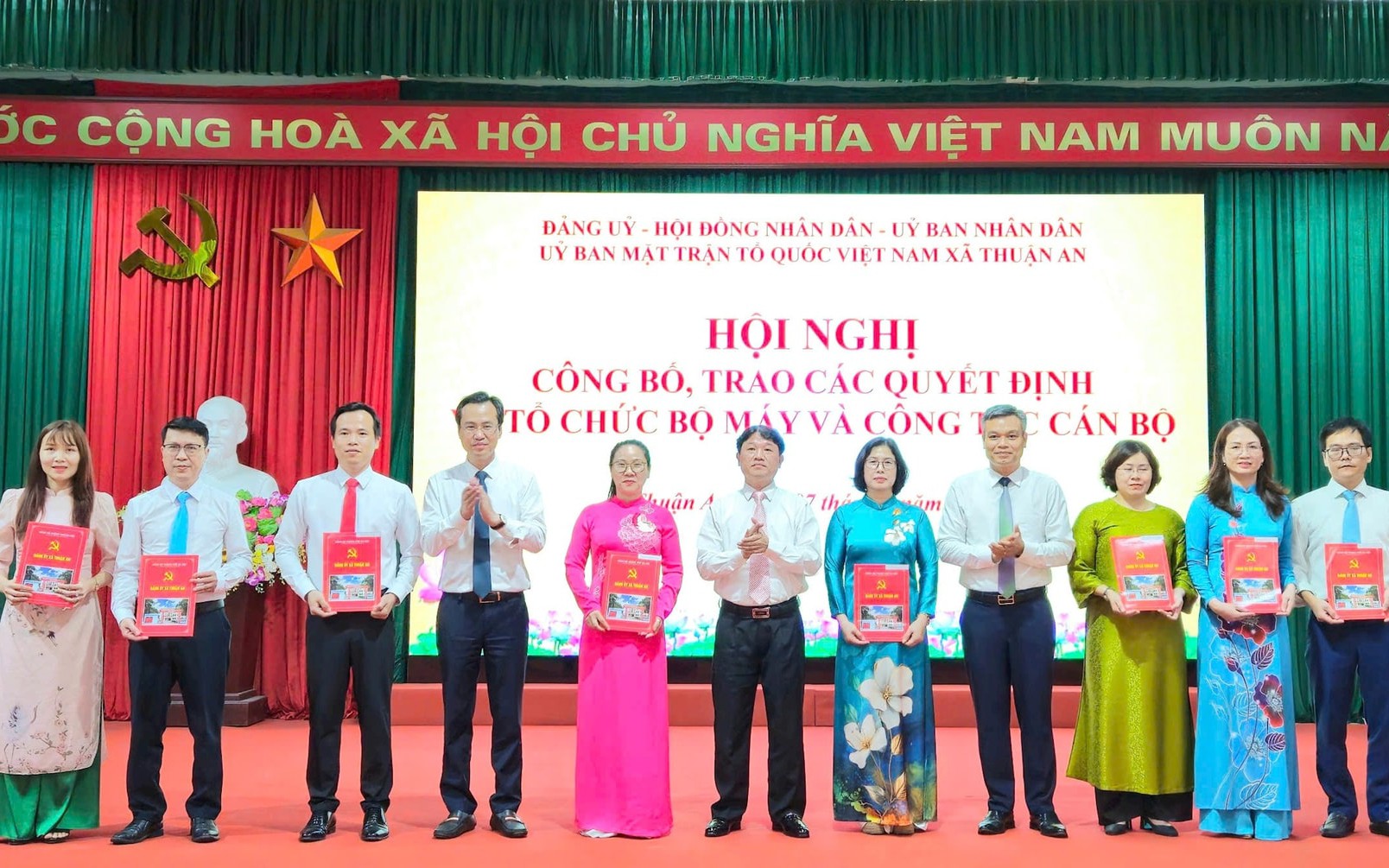 Bí thư Đảng ủy xã Thuận An Trương Văn Học trao các quyết định thành lập, bổ nhiệm lãnh đạo Ban Xây dựng Đảng, Ủy ban Kiểm tra Đảng ủy, Văn phòng Đảng ủy xã, Ủy ban MTTQ Việt Nam xã Thuận An