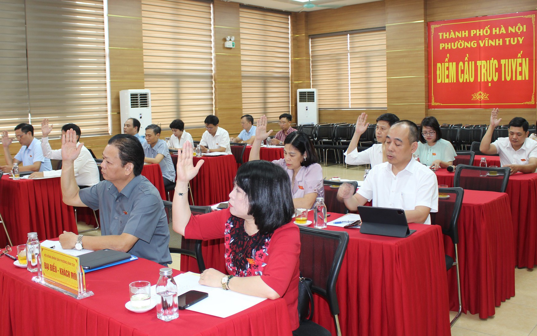 Các đại biểu HĐND phường Vĩnh Tuy biểu quyết thông qua dự thảo Nghị quyết