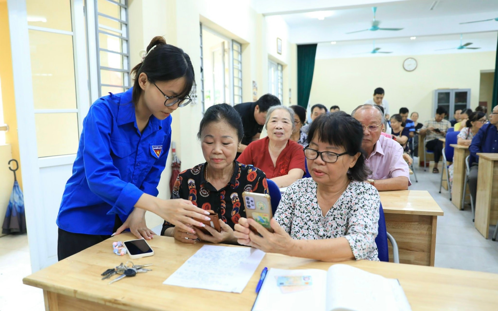 Tây Hồ hướng dẫn đảng viên cài đặt ứng dụng giải quyết thủ tục hành chính của Đảng