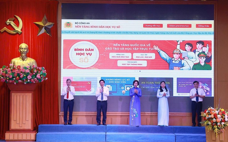 Đảng ủy phường Thanh Xuân: tiếp nhận, thành lập 90 tổ chức Đảng trực thuộc, phát động phong trào “Bình dân học vụ số”