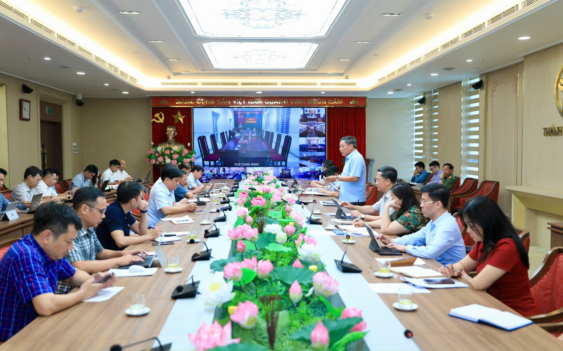 Các đại biểu tham dự Hội nghị sơ kết kết quả triển khai thí điểm 4 TTHC của Đảng 