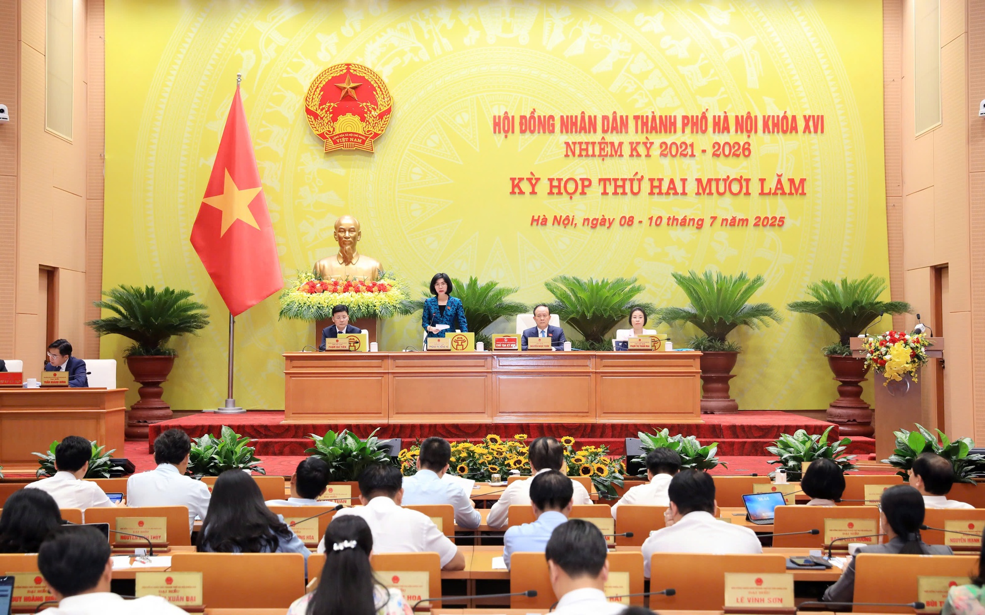 Phó Chủ tịch Thường trực HĐND Thành phố Phùng Thị Hồng Hà phát biểu