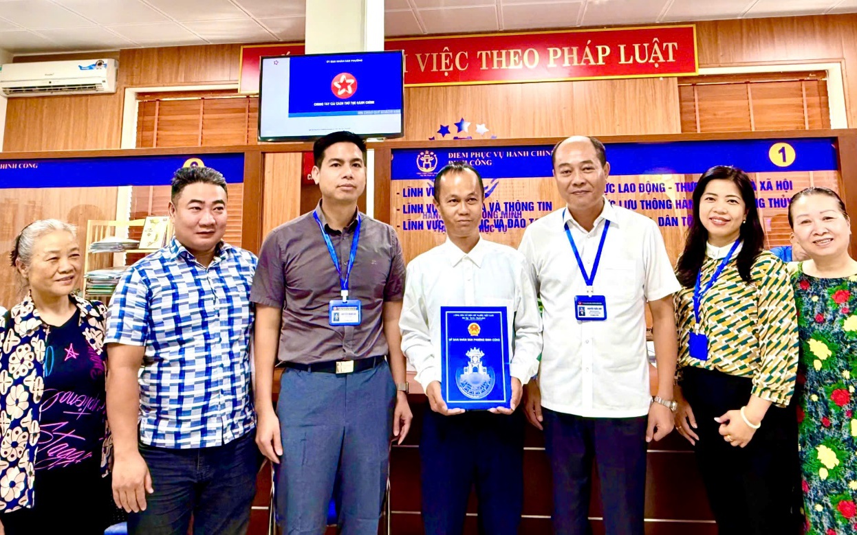Chủ tịch UBND phường Định Công Nguyễn Tuấn Anh đã trao giấy phép xây dựng đầu tiên cho 2 công dân