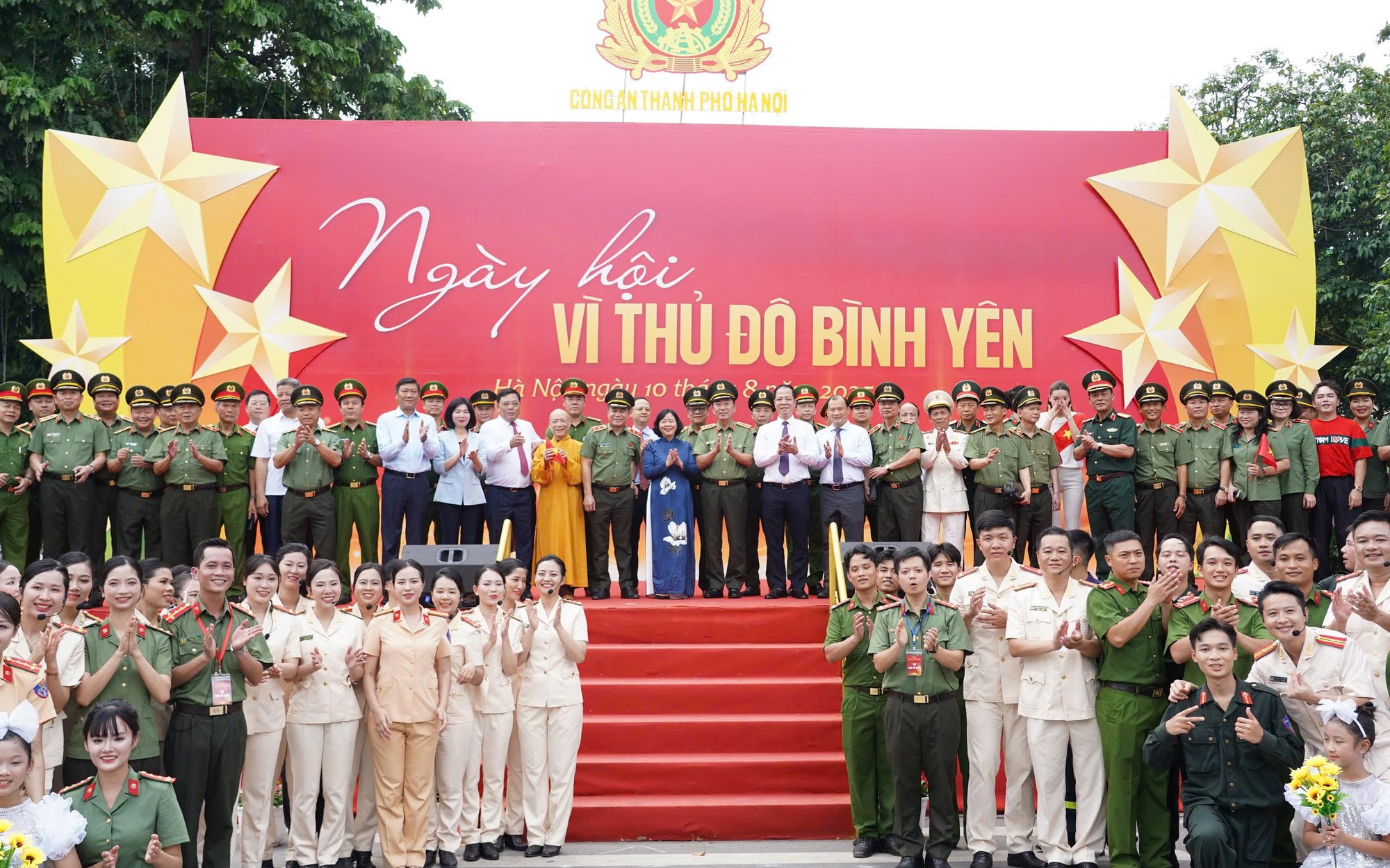 Bí thư Thành ủy Bùi Thị Minh Hoài và các đại biểu chung vui tại "Ngày hội vì Thủ đô bình yên"