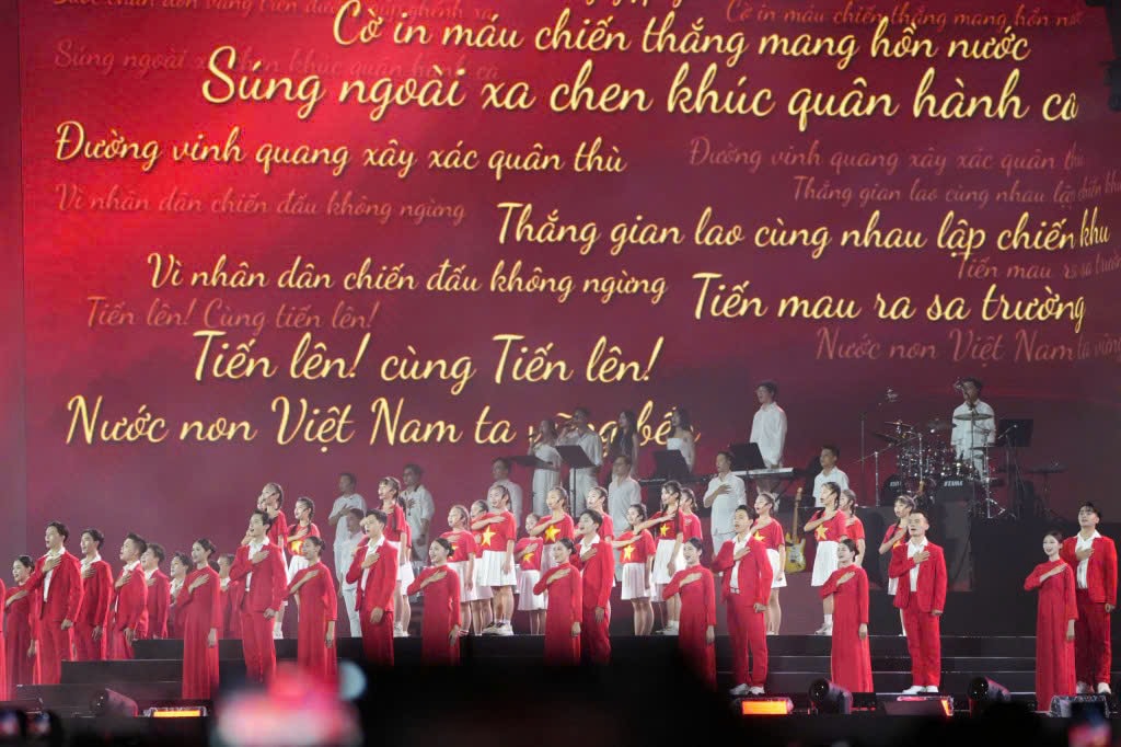 “Concert quốc gia” - “Tổ quốc trong tim”: Hùng tráng, xúc động và tự hào- Ảnh 4.