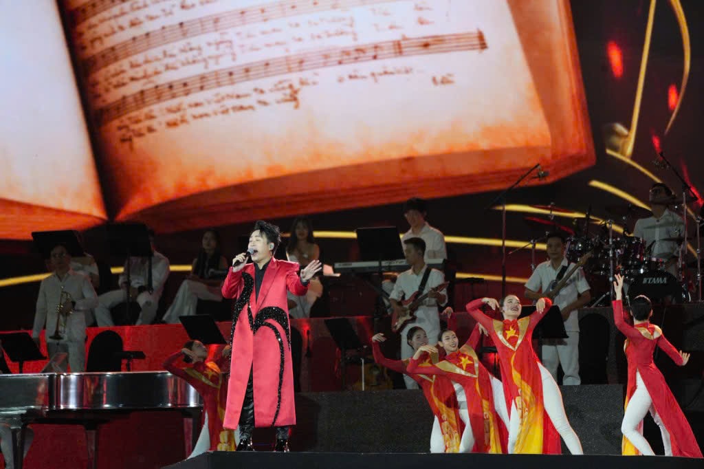 “Concert quốc gia” - “Tổ quốc trong tim”: Hùng tráng, xúc động và tự hào- Ảnh 7.