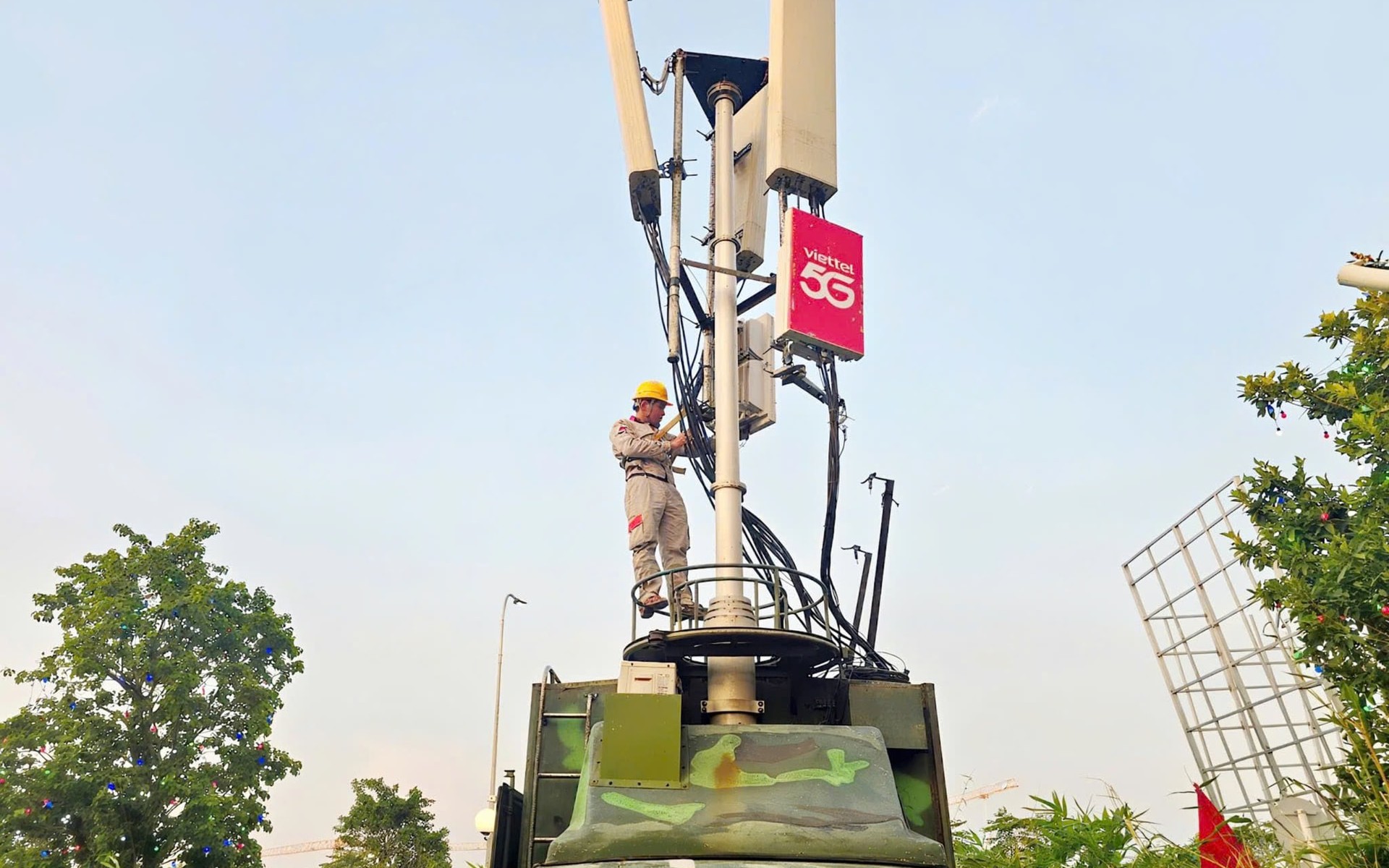 Viettel triển khai xe phát sóng 5G tại tại khu vực Sân vận động Mỹ Đình.