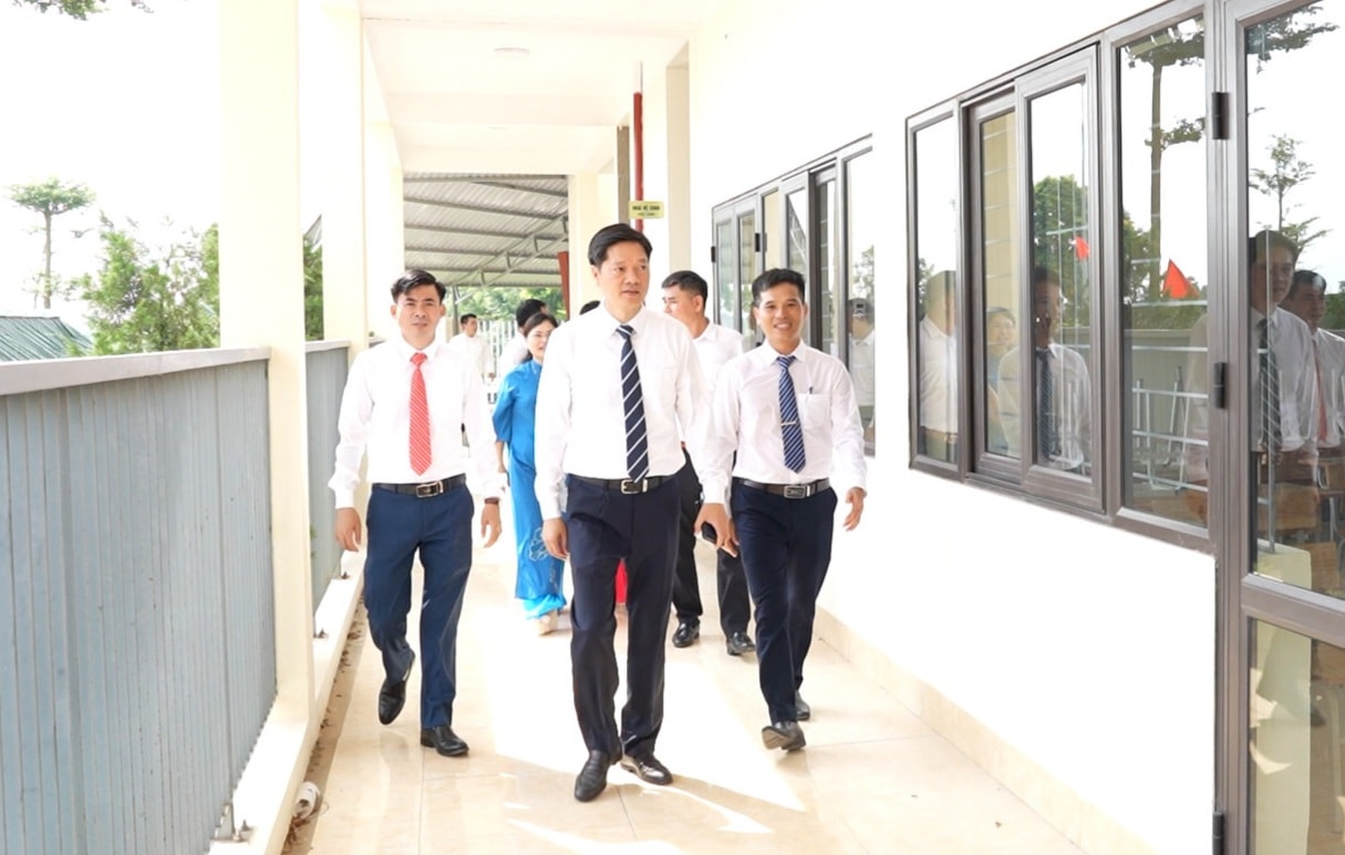 Xã Dương Hòa gắn biển công trình chào mừng Đại hội đại biểu Đảng bộ xã lần thứ I- Ảnh 4.