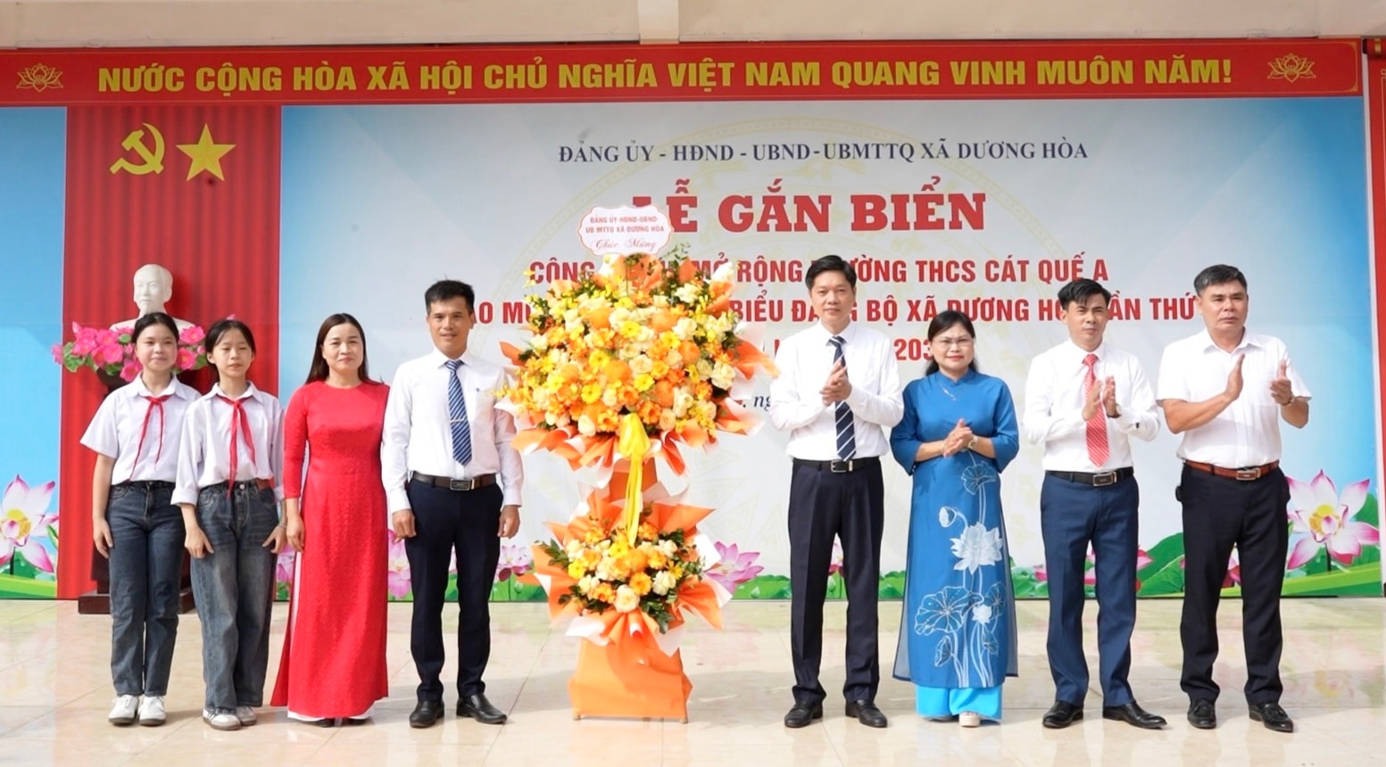Xã Dương Hòa gắn biển công trình chào mừng Đại hội đại biểu Đảng bộ xã lần thứ I- Ảnh 1.
