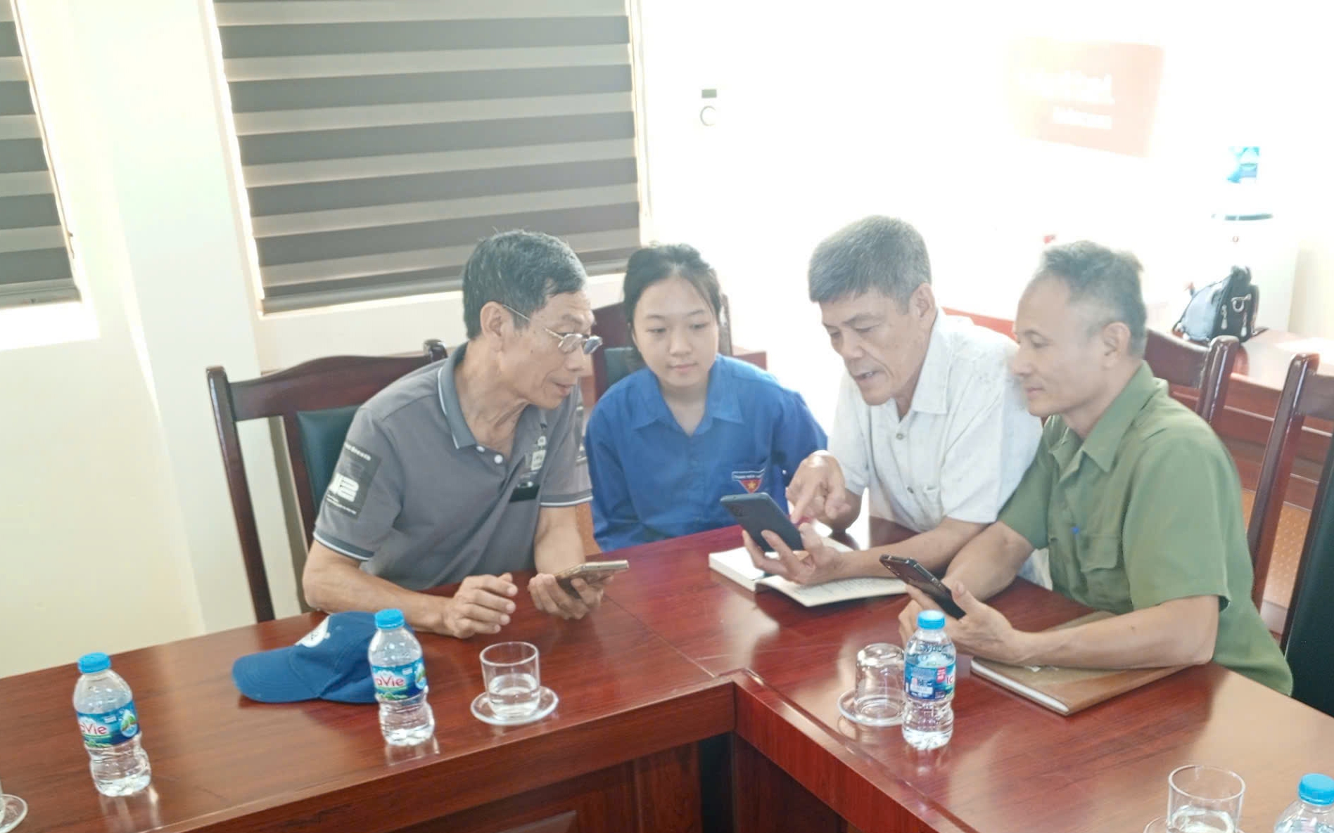 Lực lượng đoàn viên hướng dẫn sử dụng phần mềm cho cán bộ cơ sở