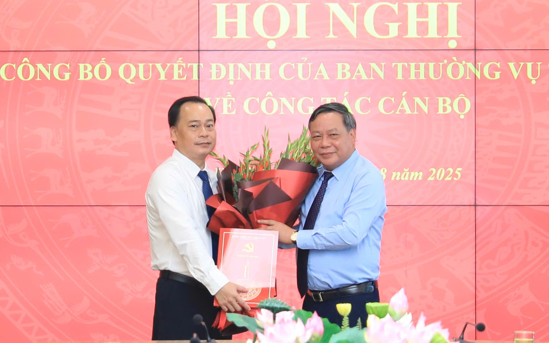 Phó Bí thư Thường trực Thành ủy Nguyễn Văn Phong trao quyết định, tặng hoa chúc mừng đồng chí Nguyễn Mạnh Quân