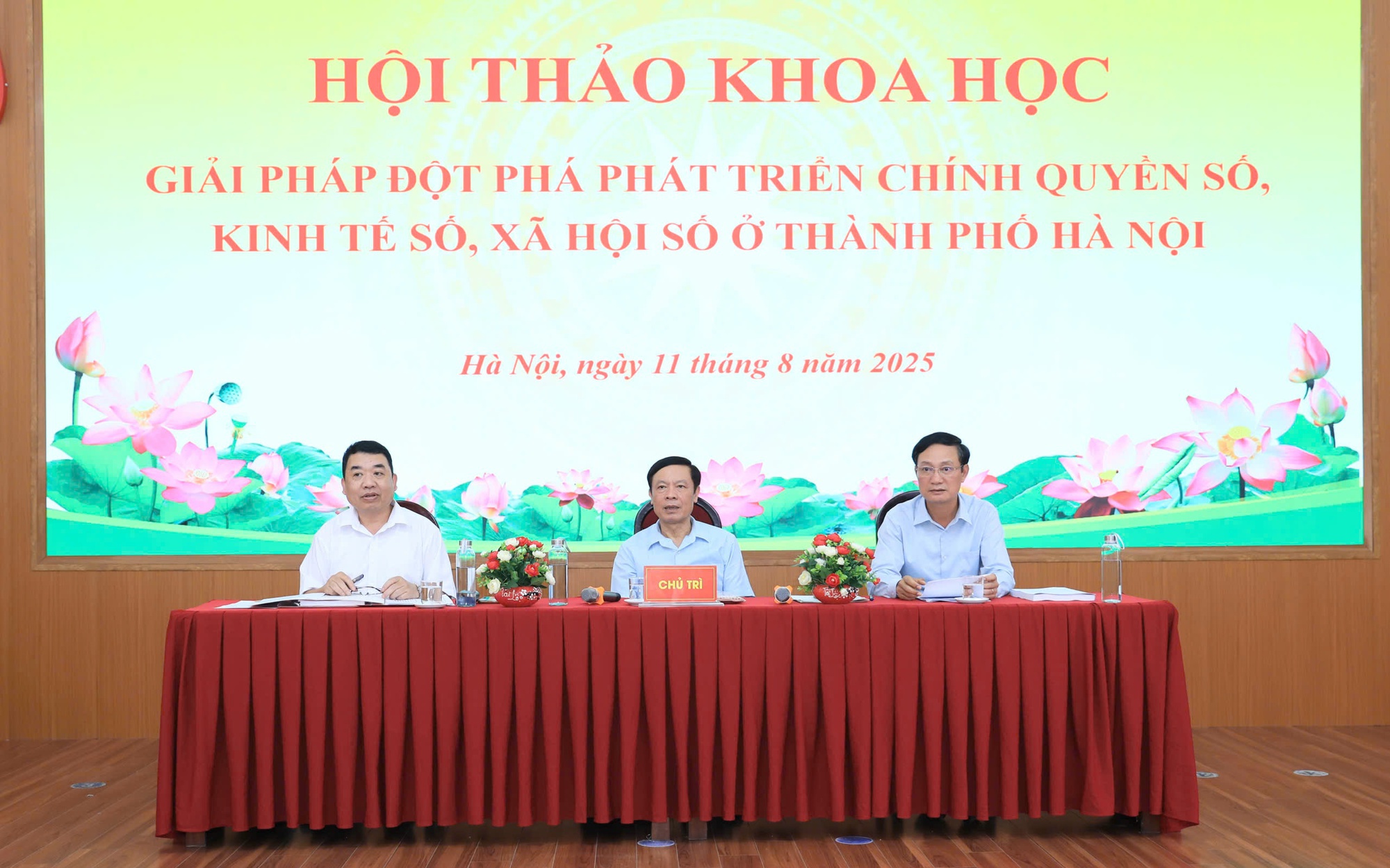 Các đồng chí lãnh đạo chủ trì Hội thảo khoa học