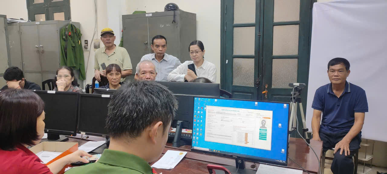 Phường Bồ Đề quyết tâm hoàn thành việc cấp, đổi thẻ cho đảng viên trước ngày 15/8- Ảnh 3.