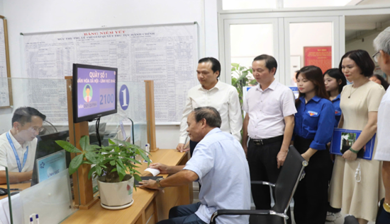 Phường Đông Ngạc phát động phong trào "Bình dân học vụ số", lan tỏa chuyển đổi số từ cơ sở- Ảnh 2.