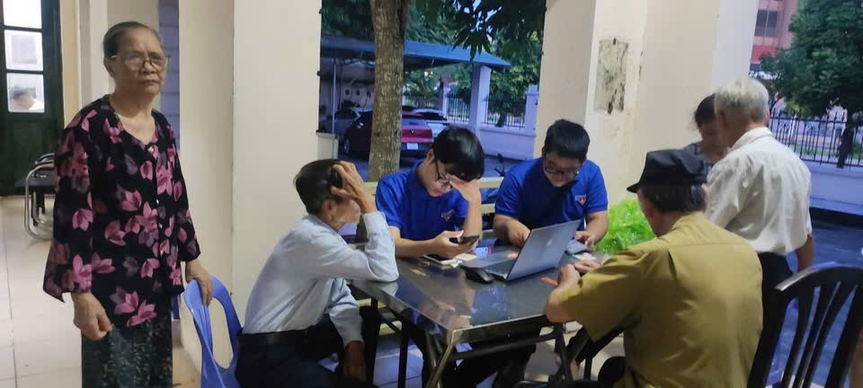 Phường Bồ Đề quyết tâm hoàn thành việc cấp, đổi thẻ cho đảng viên trước ngày 15/8- Ảnh 4.