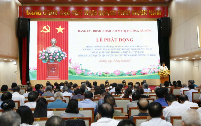Hà Đông phát động phong trào "Bình dân học vụ số": Mỗi người dân là một học viên chuyển đổi số- Ảnh 1.