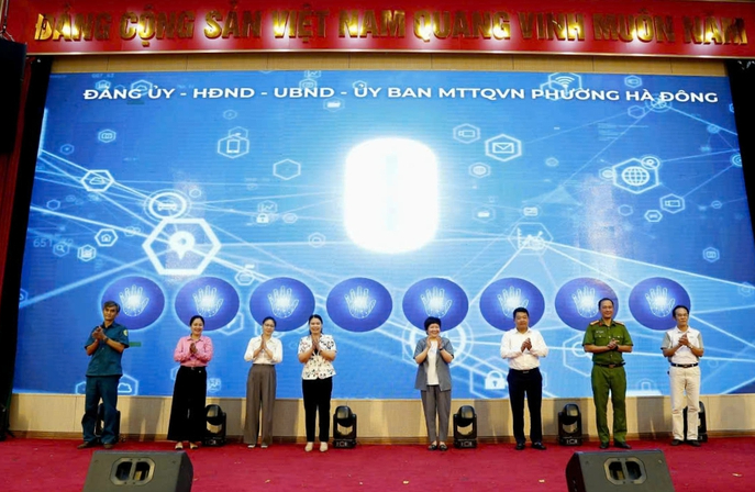 Hà Đông phát động phong trào "Bình dân học vụ số": Mỗi người dân là một học viên chuyển đổi số- Ảnh 3.