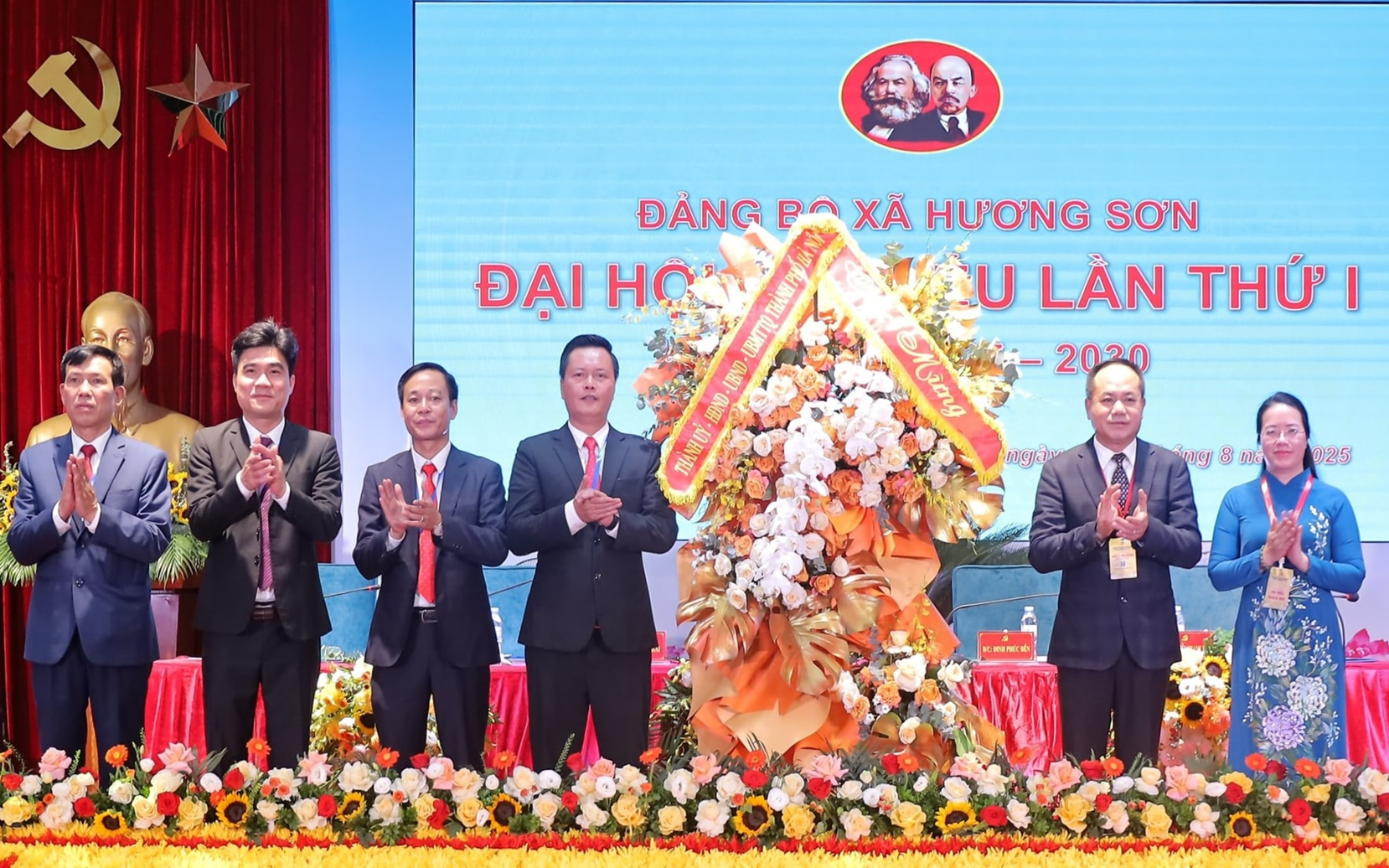 Trung tướng Nguyễn Thanh Tùng, Ủy viên Ban Thường vụ Thành ủy, Giám đốc Công an Thành phố tặng hoa chúc mừng Đại hội