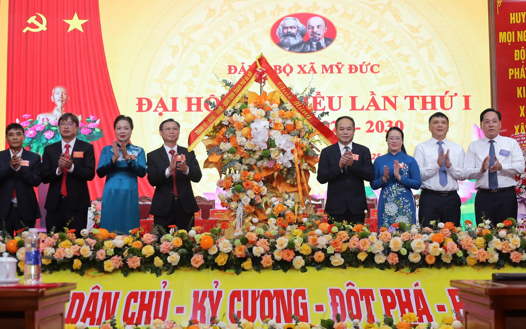 Trung tướng Nguyễn Thanh Tùng, Ủy viên Ban Thường vụ Thành ủy, Giám đốc Công an Thành phố tặng hoa chúc mừng Đại hội 