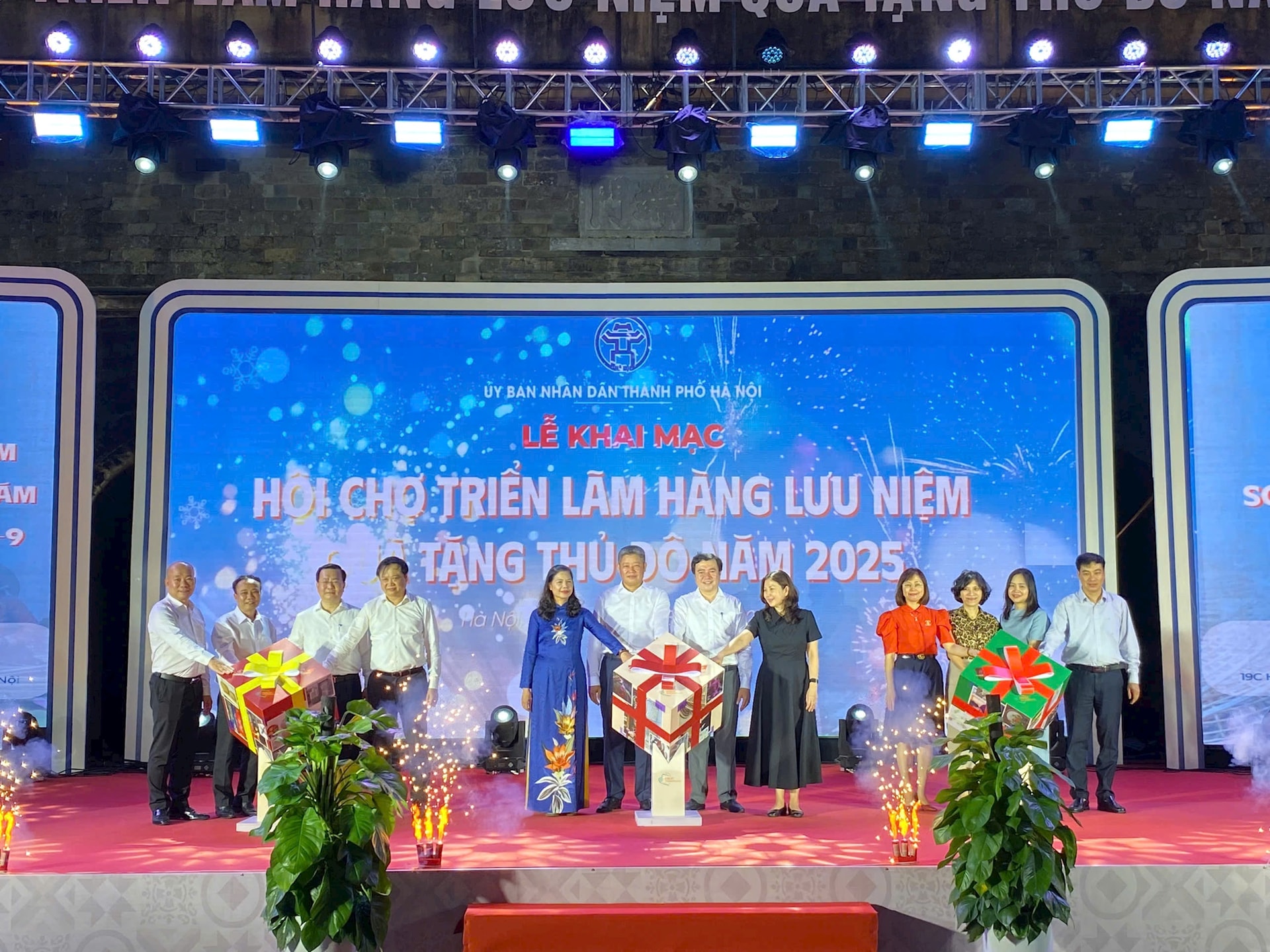 Tôn vinh tinh hoa thủ công Hà Nội tại Hội chợ triển lãm, quà tặng Thủ đô năm 2025- Ảnh 1.