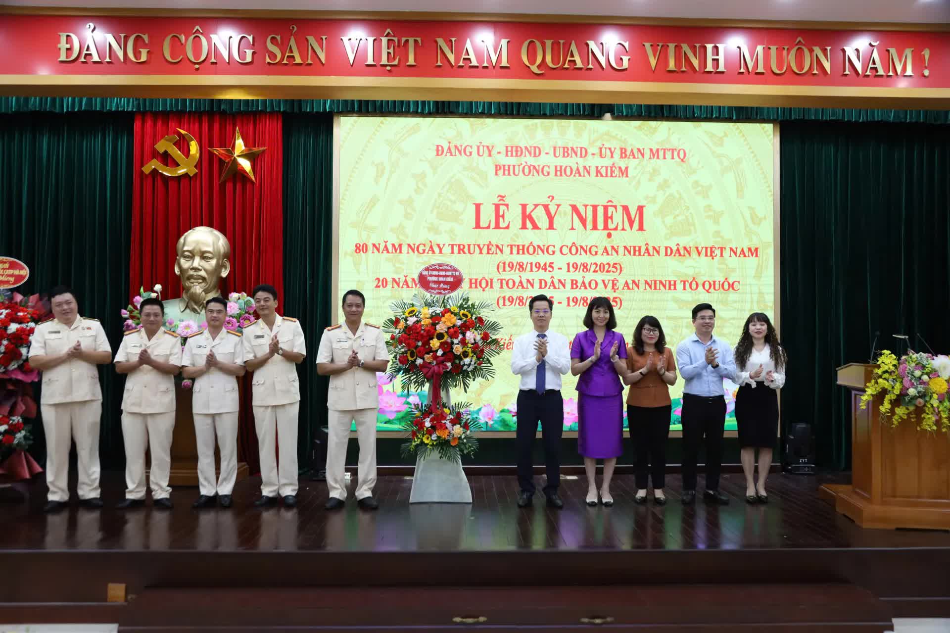 Phường Hoàn Kiếm kỷ niệm 80 năm Ngày truyền thống lực lượng Công an nhân dân- Ảnh 2.