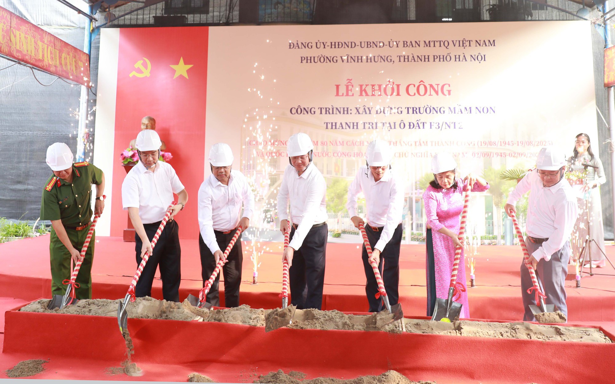 Các đại biểu thực hiện nghi thức khởi công công trình