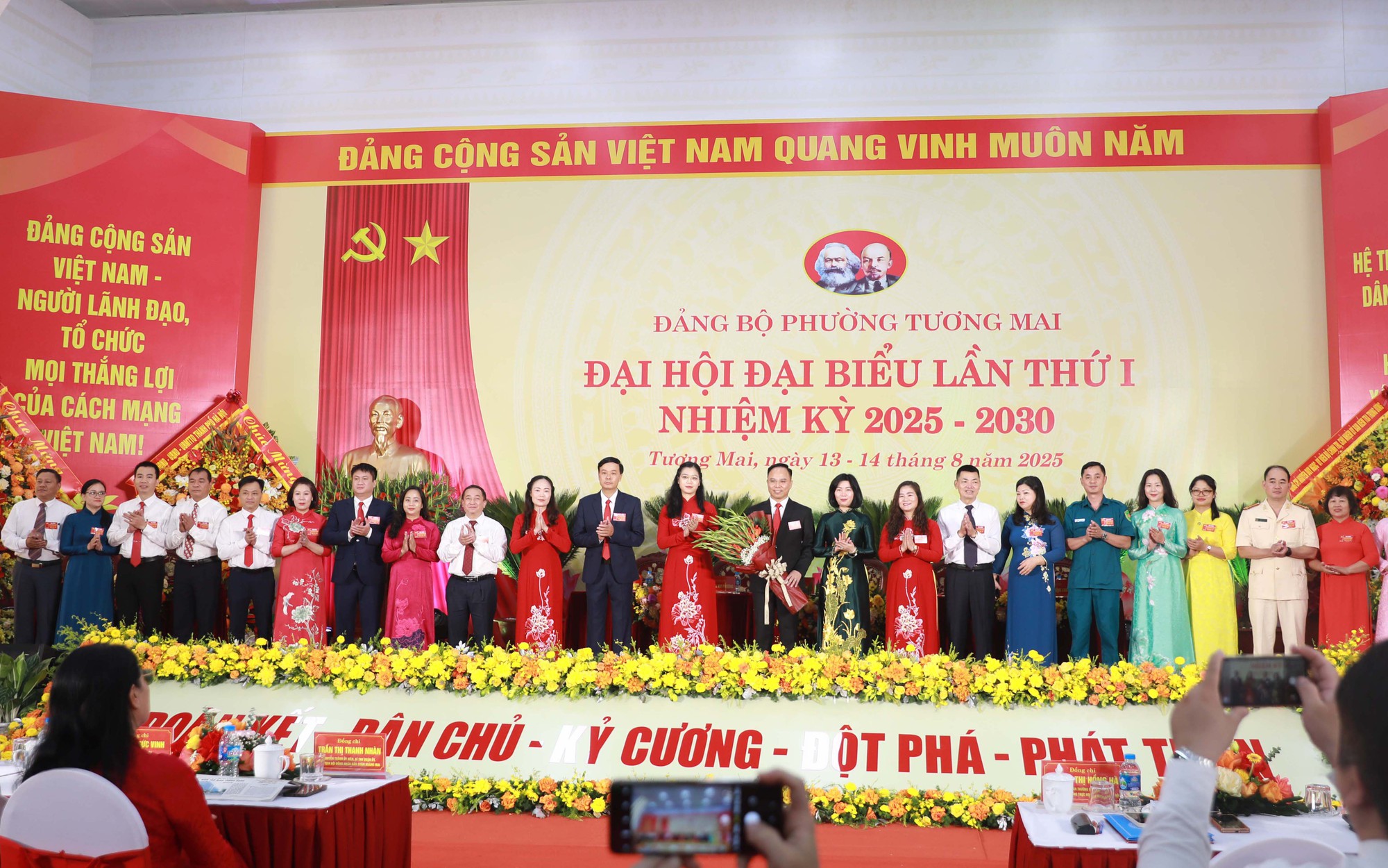 Phó Chủ tịch Thường trực HĐND Thành phố Phùng Thị Hồng Hà tặng hoa chúc mừng Ban Chấp hành Đảng bộ phường Tương Mai khóa I, nhiệm kỳ 2025-2030