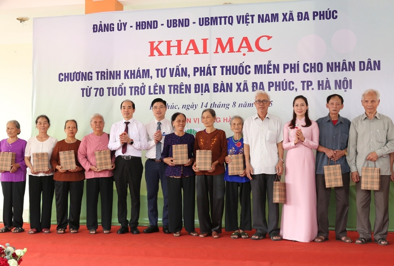 ダフック村:5,200人以上の高齢者が無料の健康診断、相談、薬の投与を受けた - 写真4。 Xã Đa Phúc: Hơn 5.200 người cao tuổi được khám, tư vấn và cấp thuốc miễn phí- Ảnh 4.