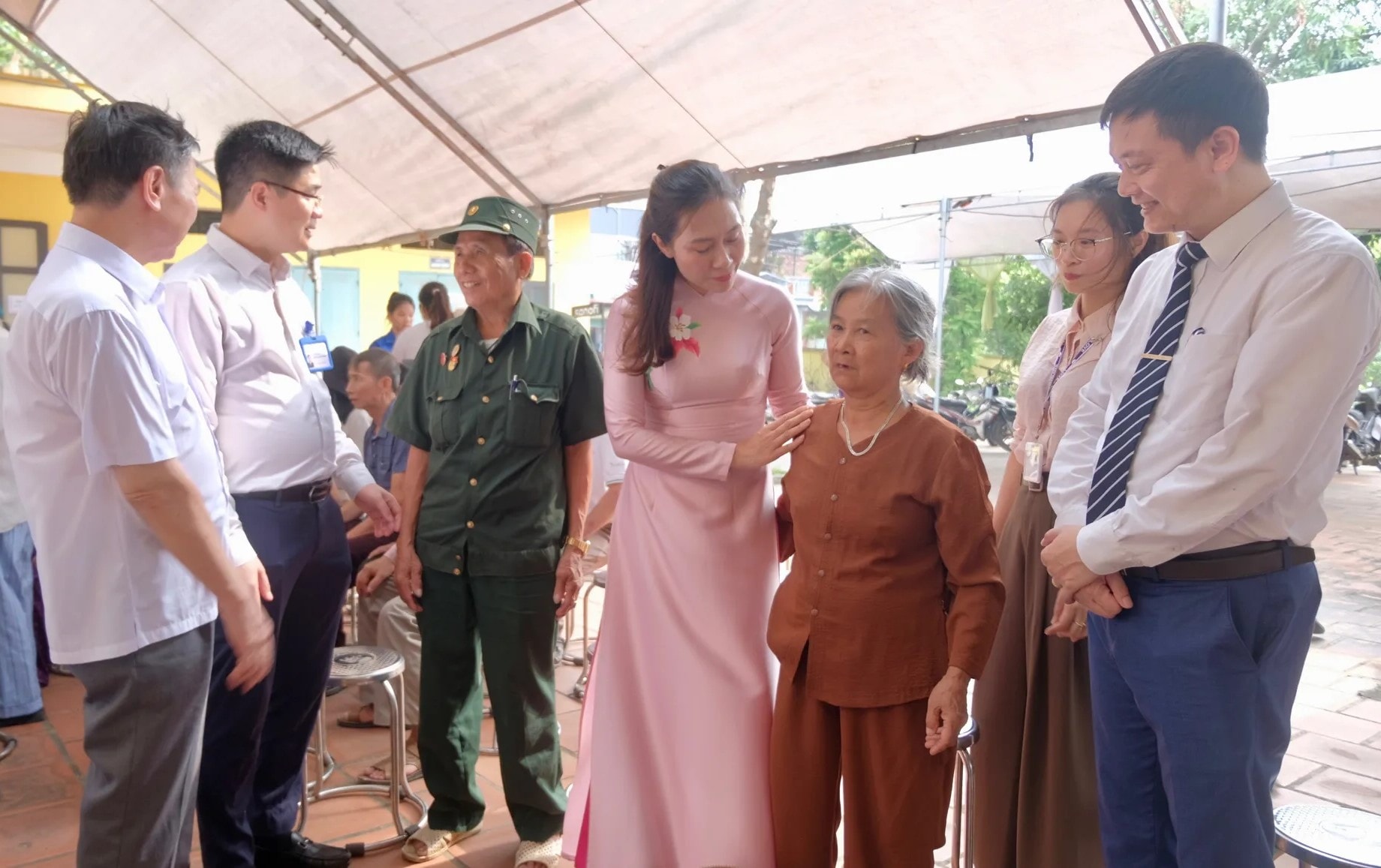 ダフック村:5,200人以上の高齢者が無料の健康診断、相談、薬の投与を受けた - 写真2。 Xã Đa Phúc: Hơn 5.200 người cao tuổi được khám, tư vấn và cấp thuốc miễn phí- Ảnh 2.