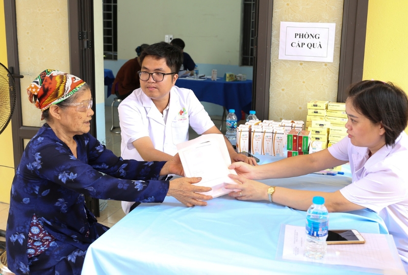 ダフック村:5,200人以上の高齢者が無料の健康診断、相談、薬の投与を受けた - 写真1。 Xã Đa Phúc: Hơn 5.200 người cao tuổi được khám, tư vấn và cấp thuốc miễn phí- Ảnh 1.
