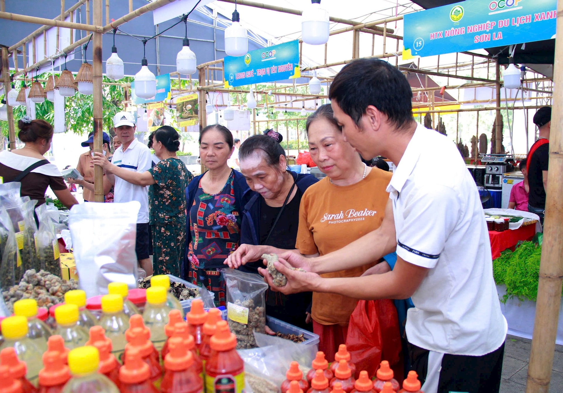Khai mạc tuần hàng tư vấn, giới thiệu và xúc tiến tiêu thụ sản phẩm OCOP, làng nghề năm 2025- Ảnh 3.