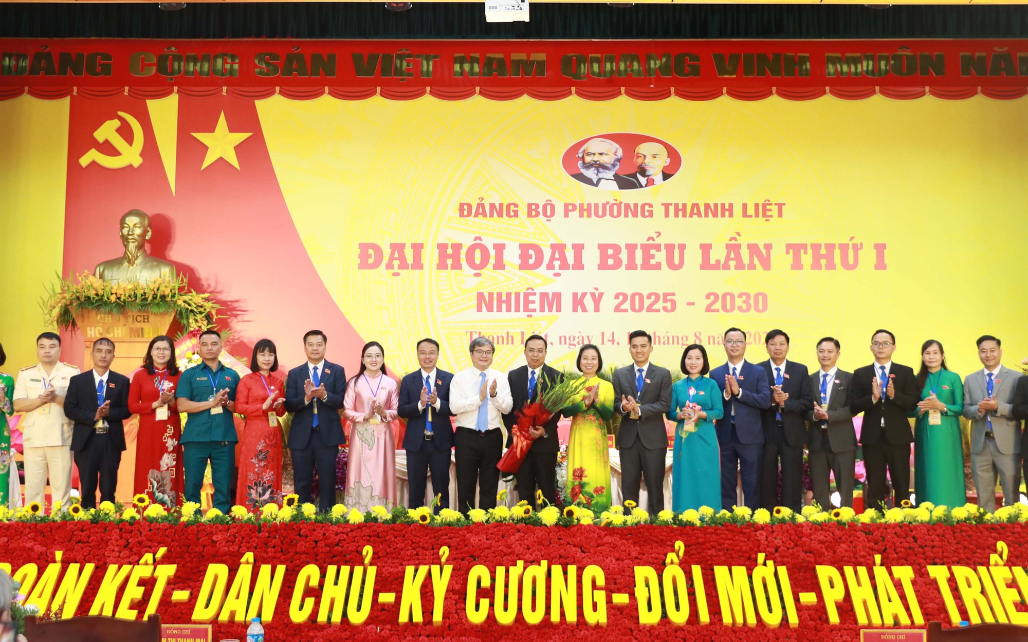 Các đồng chí lãnh đạo Thành phố tặng hoa chúc mừng Ban Chấp hành Đảng bộ phường Thanh Liệt, nhiệm kỳ 2025-2030